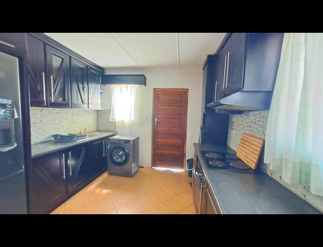 5 BEDROOM HOUSE FOR SALE IN UMLAZI Z